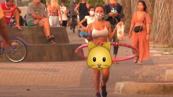 Thaise hoelahoepdame weet op straat de nodige aandacht te trekken