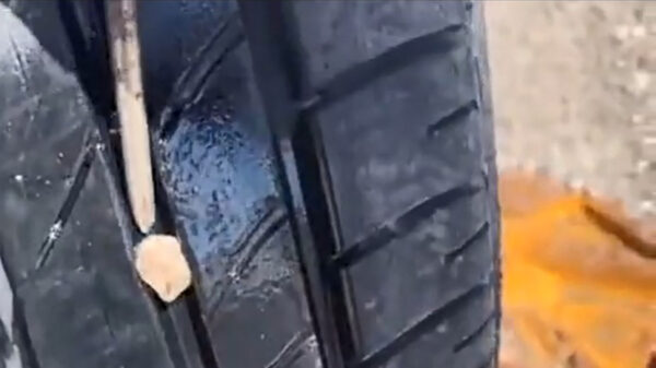 Lifehack: zo verwijder je een steentje uit je autoband