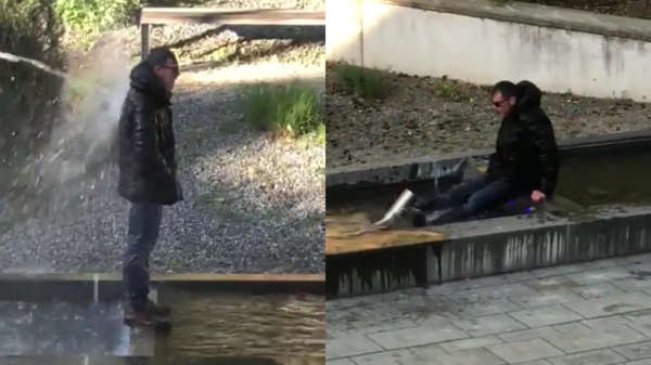 Dronken Duitser vermaakt zich optimaal in een vijver met fontein