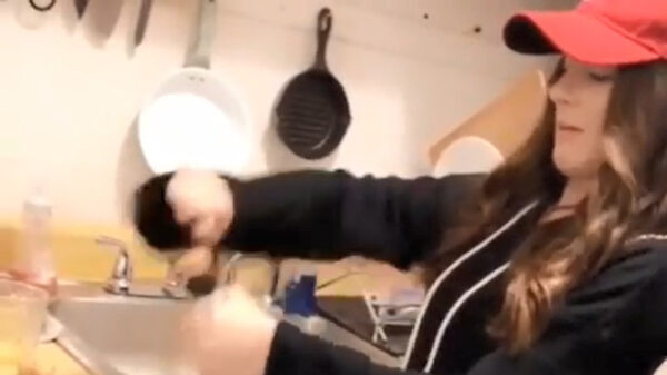 Wéér een chick die niet weet hoe ze een Champagnefles moet openen