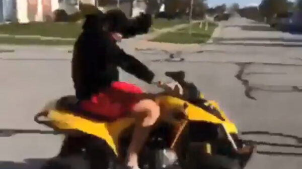 Een football vangen op een quad is nog verdomd moeilijk