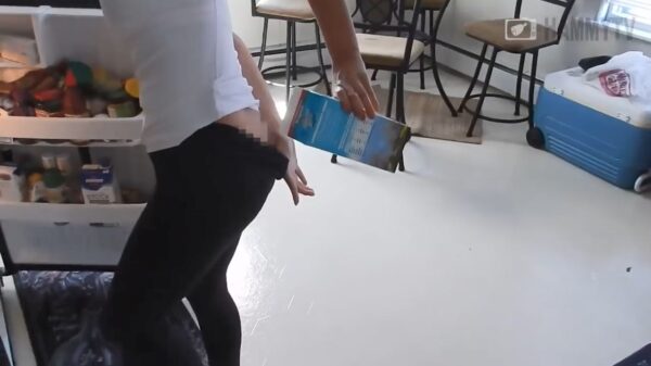 Youtuber doet hete peperextract op de string van zijn vriendin