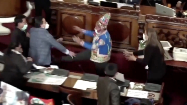 Verhitte discussie tussen Henry Montero en Antonio Colque leidt tot knokken in Boliviaans parlement
