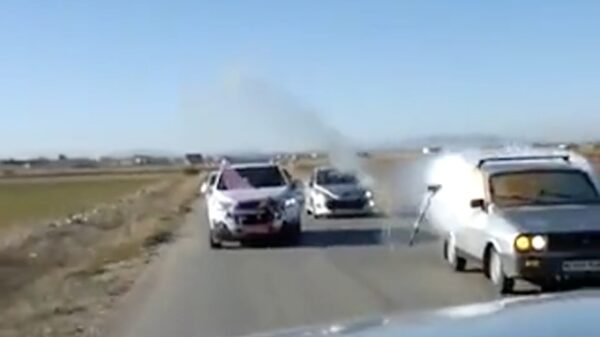 Beste plan van de dag: vuurwerk vanuit een rijdende auto afsteken