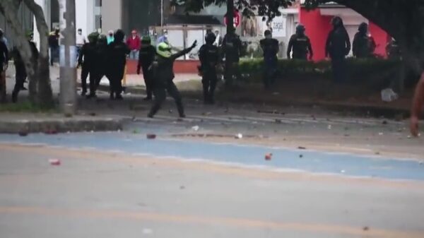 ME'er heeft lol in zijn werk en denkt dat 'ie MC Hammer is