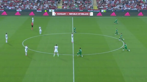 Ierse voetbalploeg uitgejouwd tijdens het knielen tegen racisme