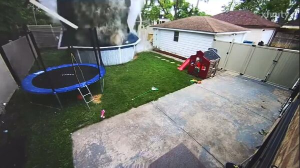 Plotseling uit het niets: een auto dwars door je nieuwe zwembad