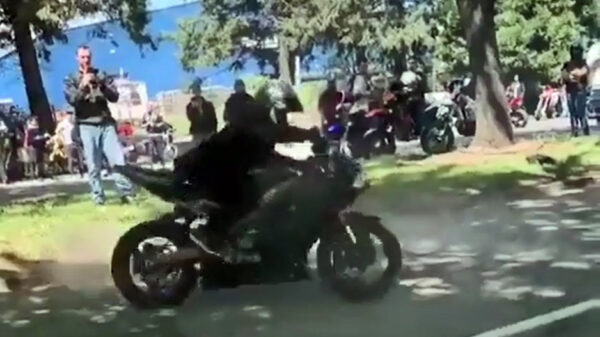 Stuntelende motorrijder draait de hele avond rondjes