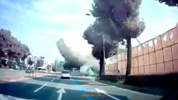 Gebouw valt bovenop rijdende bus in Zuid-Korea, zeker 9 mensen overleden