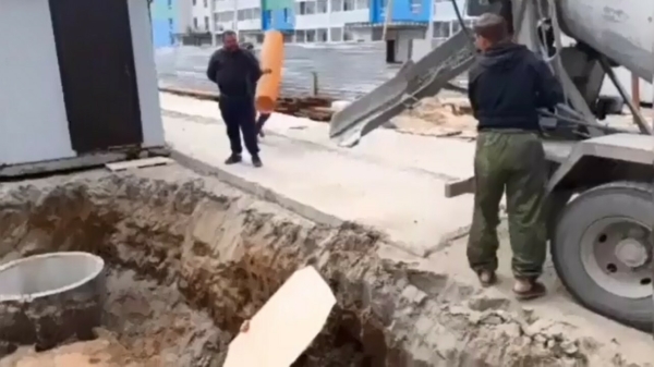 Igor heeft een goed idee tijdens het betonstorten
