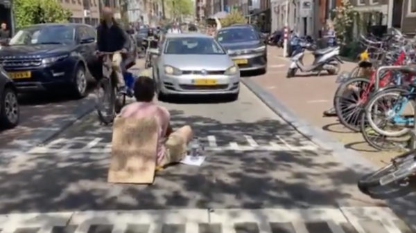 Automobilist helemaal klaar met klimaatactivist die weg in Amsterdam blokkeert