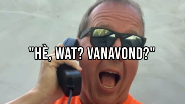 Edwin Evers belt voor de wedstrijd nog even met de bondscoach