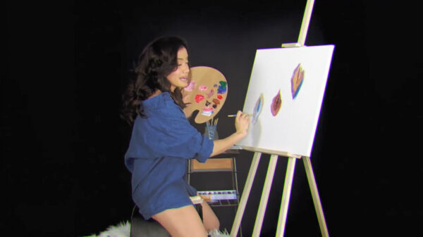 Creatieve dame schildert erotische kunst terwijl ze op een seksspeeltje zit