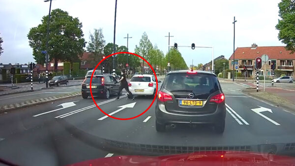 Rellen in Eindhoven: tokkie stapt uit en trapt auto van flessengooier