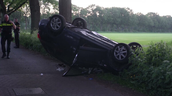 12-jarige jongen slaat over de kop na joyride in de auto van zijn ouders