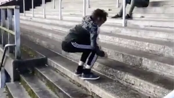 Bunnyhoppen op de trap eindigt met een pijnlijke headshot