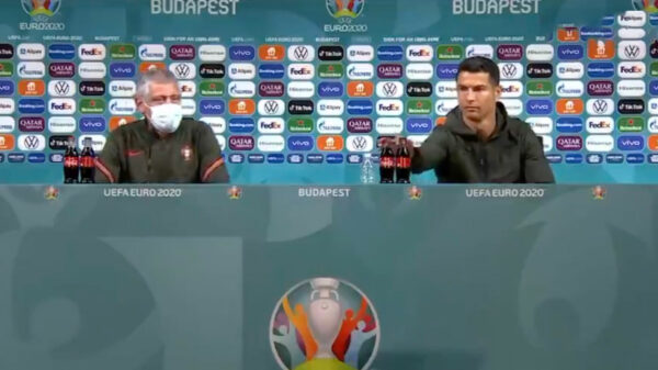 Cristiano Ronaldo niet echt gecharmeerd van flesjes cola voor zijn neus