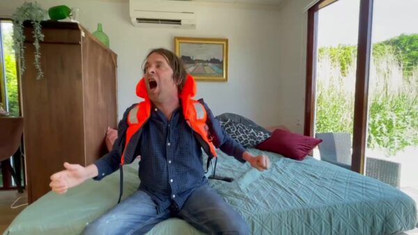 Ook Hans Teeuwen heeft nogal last van de Oranjekoorts