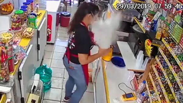 Medewerkster krijgt een gloeiend heet wit goedje over haar gezicht gespoten