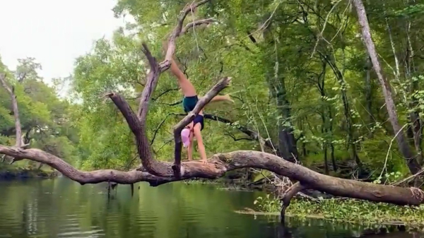 Als je wil yogaën boven het water is evenwicht hebben doorslaggevend