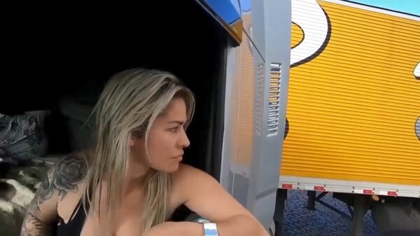 Met de rijvaardigheid van deze blonde vrachtwagenlatina zit het zo te zien wel snor!