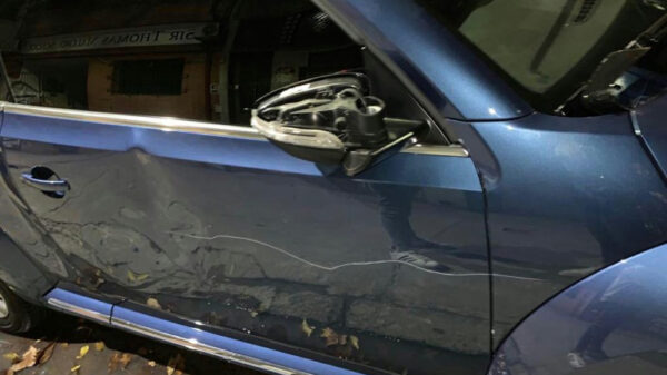 Gast sloopt auto die blijkbaar een deel van zijn uitrit blokkeert