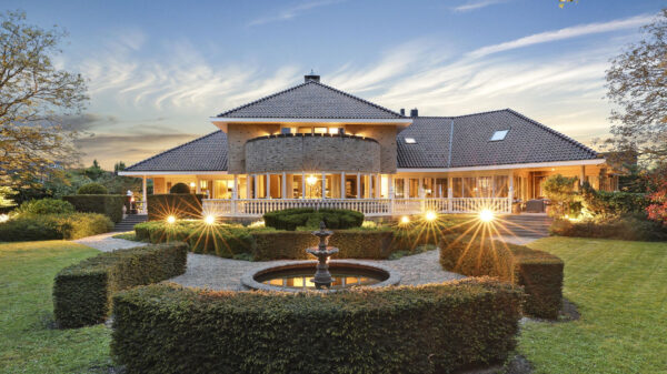 Dikke villa van oud-international Aaron Winter in Lelystad nu te koop voor 'slechts' €2.250.000