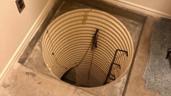 Kerel ontdekt onder zijn huis een schuilkelder uit de Koude Oorlog