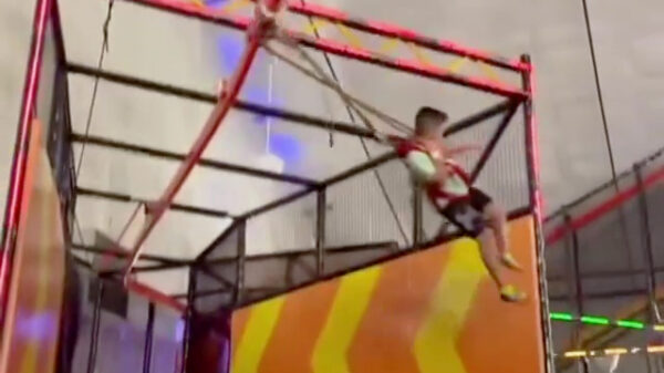 Koter gaat onvrijwillig full send in de kabelbaan