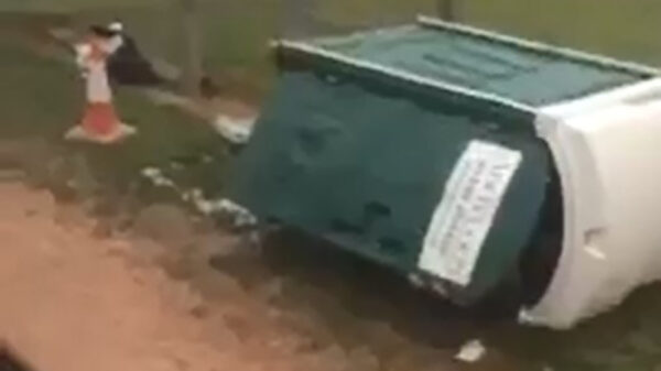 Een Dixi omgooien met iemand erin blijft te allen tijde vermakelijk