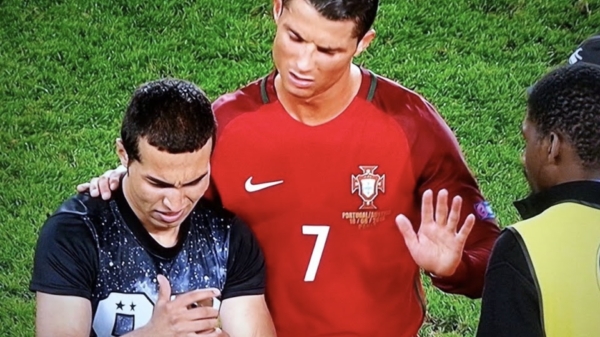 Oude doos: Cristiano Ronaldo houdt stewards op afstand om selfie te maken