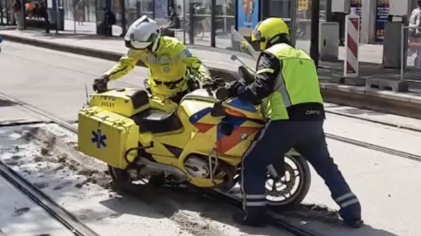 Ambulancemotoren in Den Haag rijden dwars door vers gestort beton