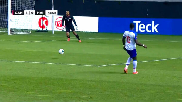 Doelman Josué Duverger van Haïti gaat gruwelijk in de fout in WK-kwalificatieduel tegen Canada