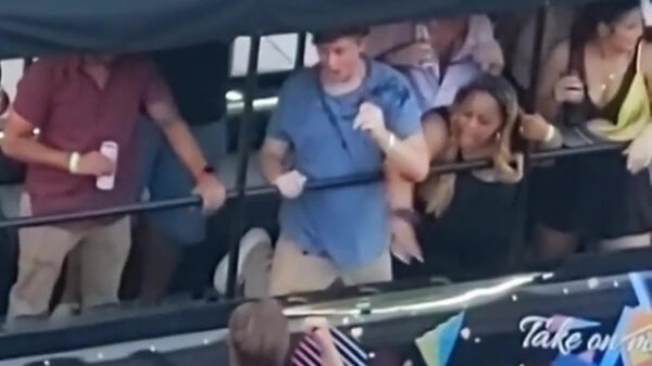 Feestganger krijgt gegooid waterflesje keihard in zijn bakkes weer terug