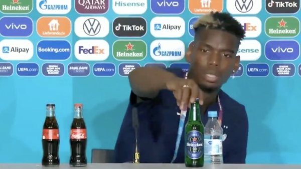 Paul Pogba verwijdert flesje Heineken 0.0 tijdens EK-persconferentie