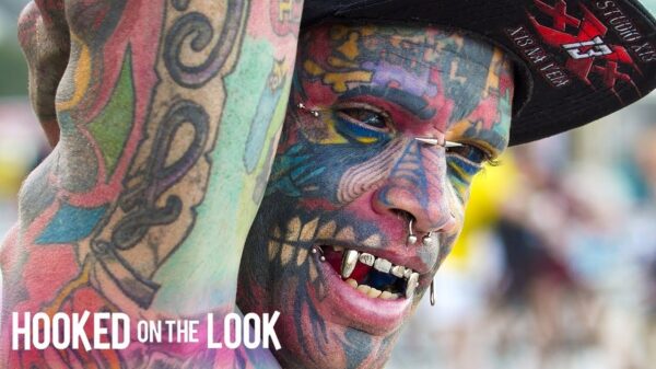 Menselijke kleurplaat heeft 97% van zijn lichaam getatoeëerd