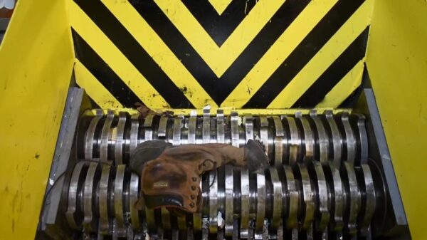 Gewoon even heerlijk genieten van allerlei zaken die in de shredder verdwijnen