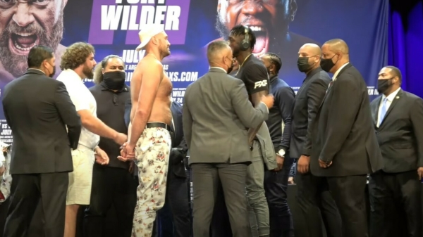 Tyson Fury en Deontay Wilder hebben langste face-off ooit als beide weigeren weg te kijken