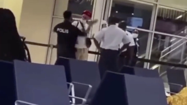 Rapper Josylvio krijgt klap van ome agent op het vliegveld van Curaçao