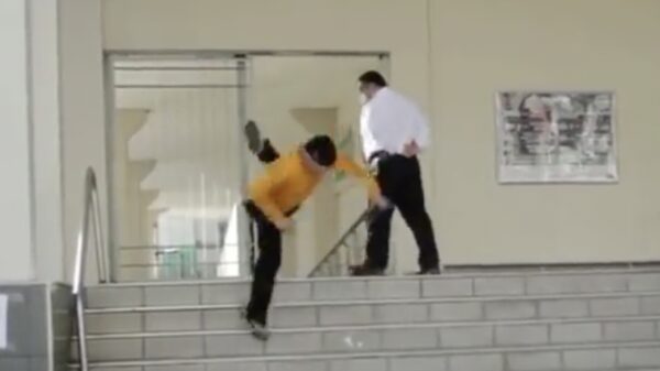 Dankzij een oplettende beveiliger kan deze skater bijna tandjes tuffen