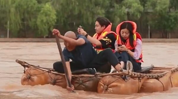 Brb, even een stukje ﻿varen op een schnitzelballonnenboot!