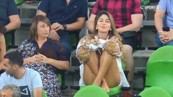 Arabische verslaggever heeft het niet meer als hij deze schoonheid op de tribune ziet