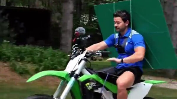 Als je een online vergadering hebt maar liever gaat motorcrossen