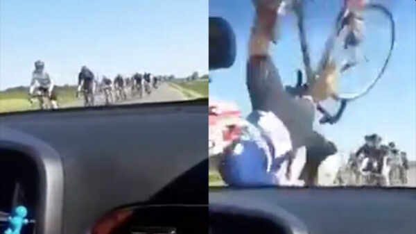 Bestuurder legt vast hoe 'n groepje wielrenners vol op z'n auto klapt