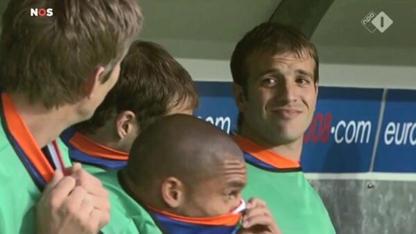 Uit de oude doos: Rafael van der Fart laat er eentje vliegen tijdens het EK in 2008