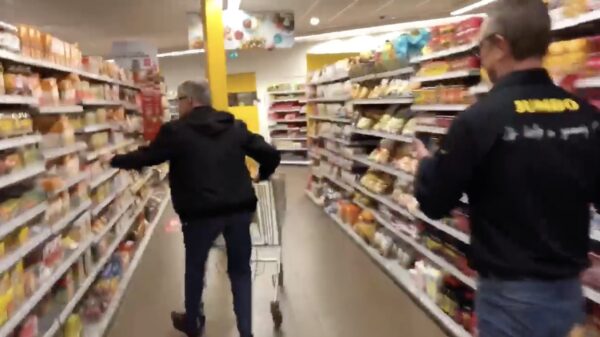 Meneer Dekker uit Stadskanaal gaat helemaal loco tijdens zijn minuut gratis winkelen!