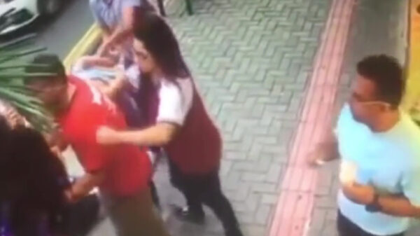 Stoïcijnse kerel laat zich tijdens straatgevecht niet van de (w)ijs brengen