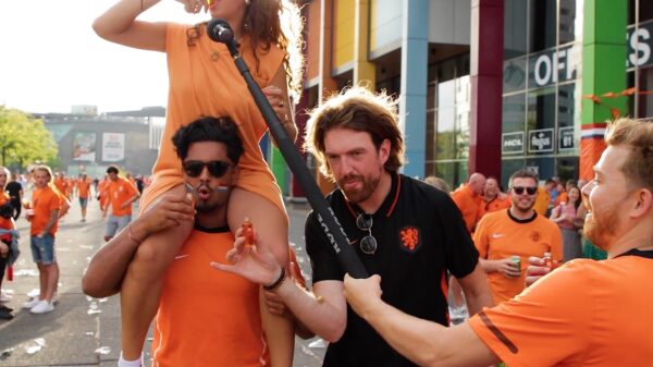 Sfeertje proeven bij de Johan Cruijff Arena tijdens de EK-wedstrijd tussen Nederland en Oostenrijk