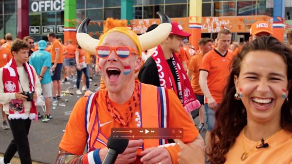 Sfeertje proeven bij de Johan Cruijff Arena tijdens de EK-wedstrijd tussen Nederland en Oostenrijk