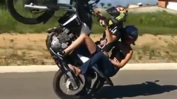 Wheelie-makende faalhaas kweekt een nieuwe lading asfalteczeem